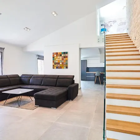 Dolcea - Elegant Und Stilvoll Mit Pool By Interhome Kaštel