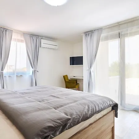Dolcea - Elegant Und Stilvoll Mit Pool By Interhome بيت للعطل
