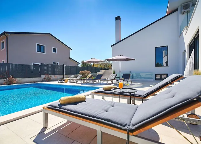 Dolcea - Elegant Und Stilvoll Mit Pool By Interhome Kaštel
